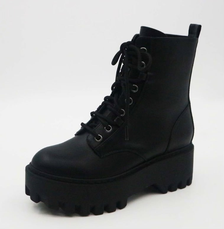 Step up your look with these oxford combat platform boots that are perfect to style with your favorite looks.